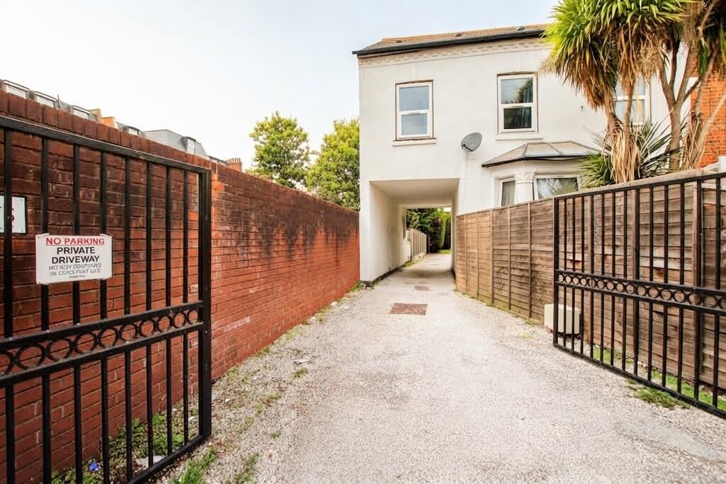 Flat Villiers Road in Greater London
