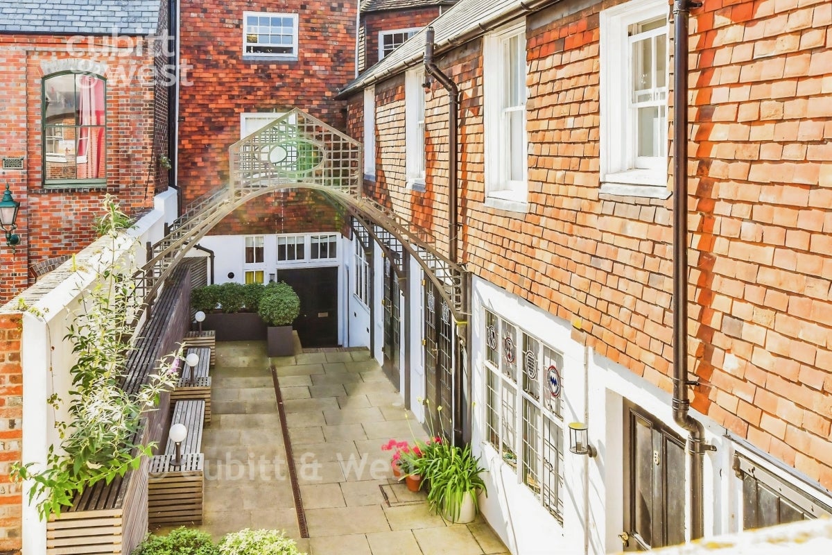 Flat Acre Lane in Greater London