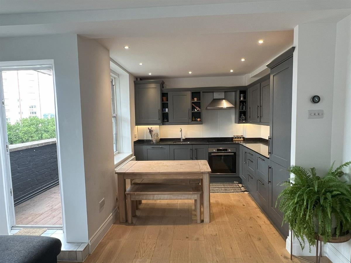 Flat Mead Close in Greater London