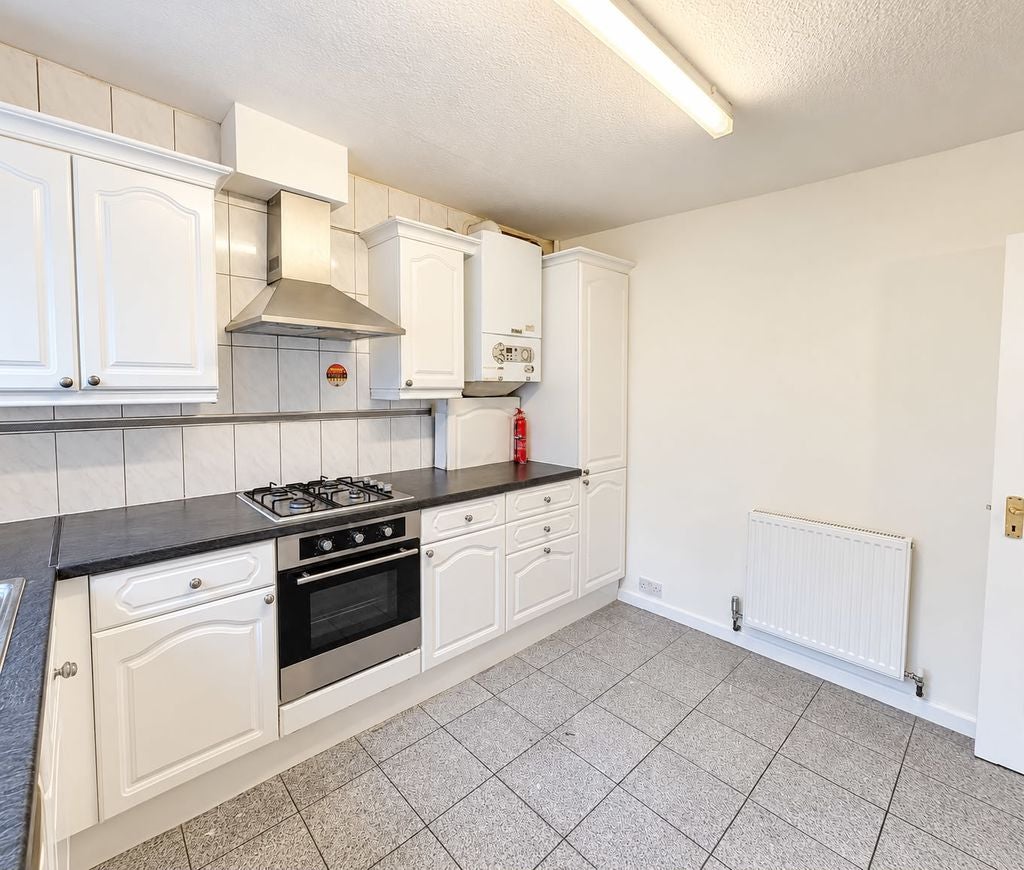 Flat Harrowdene Road in Greater London