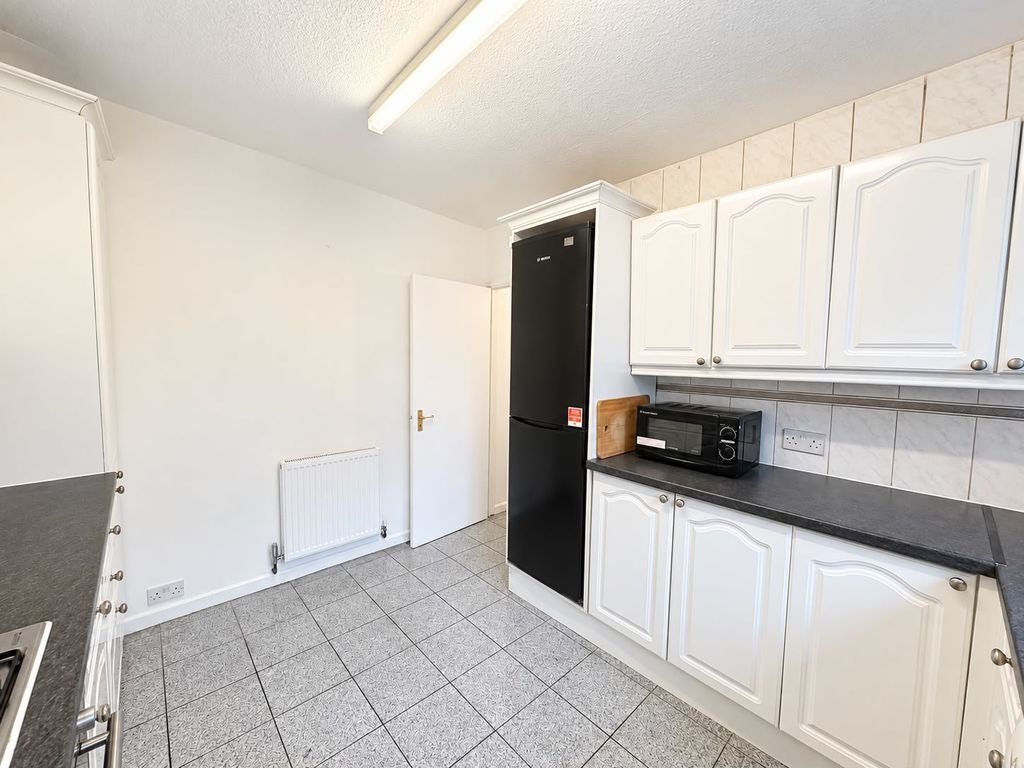 Flat Harrowdene Road in Greater London