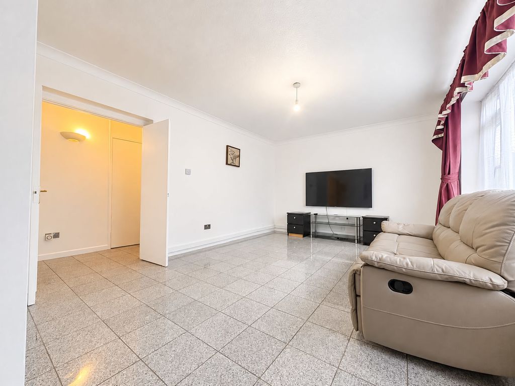 Flat Harrowdene Road in Greater London