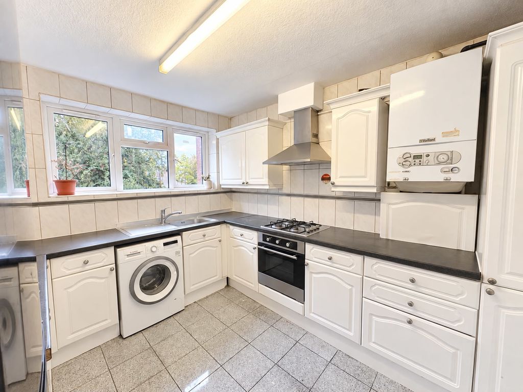 Flat Harrowdene Road in Greater London