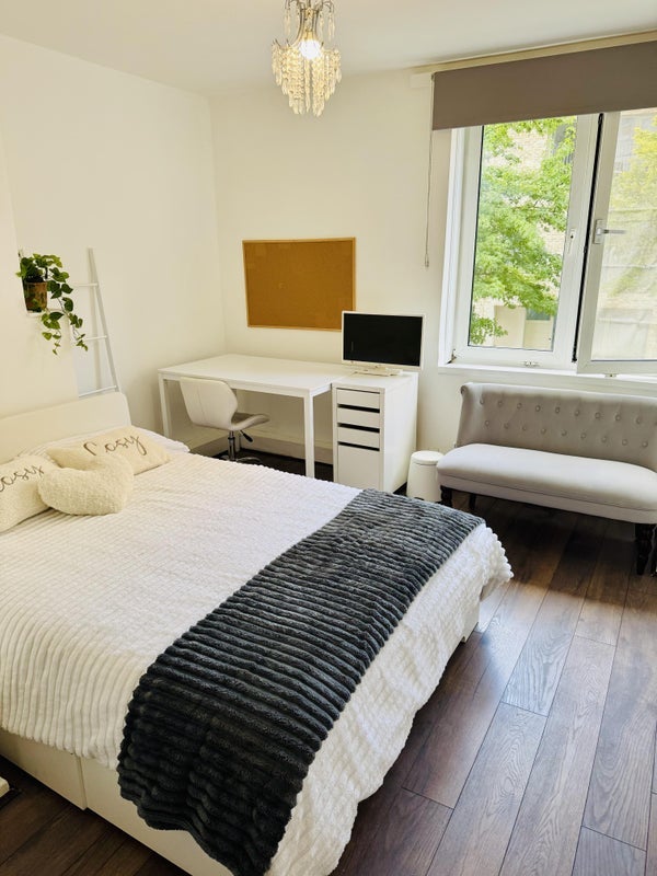 Room Stanhope Street in Greater London
