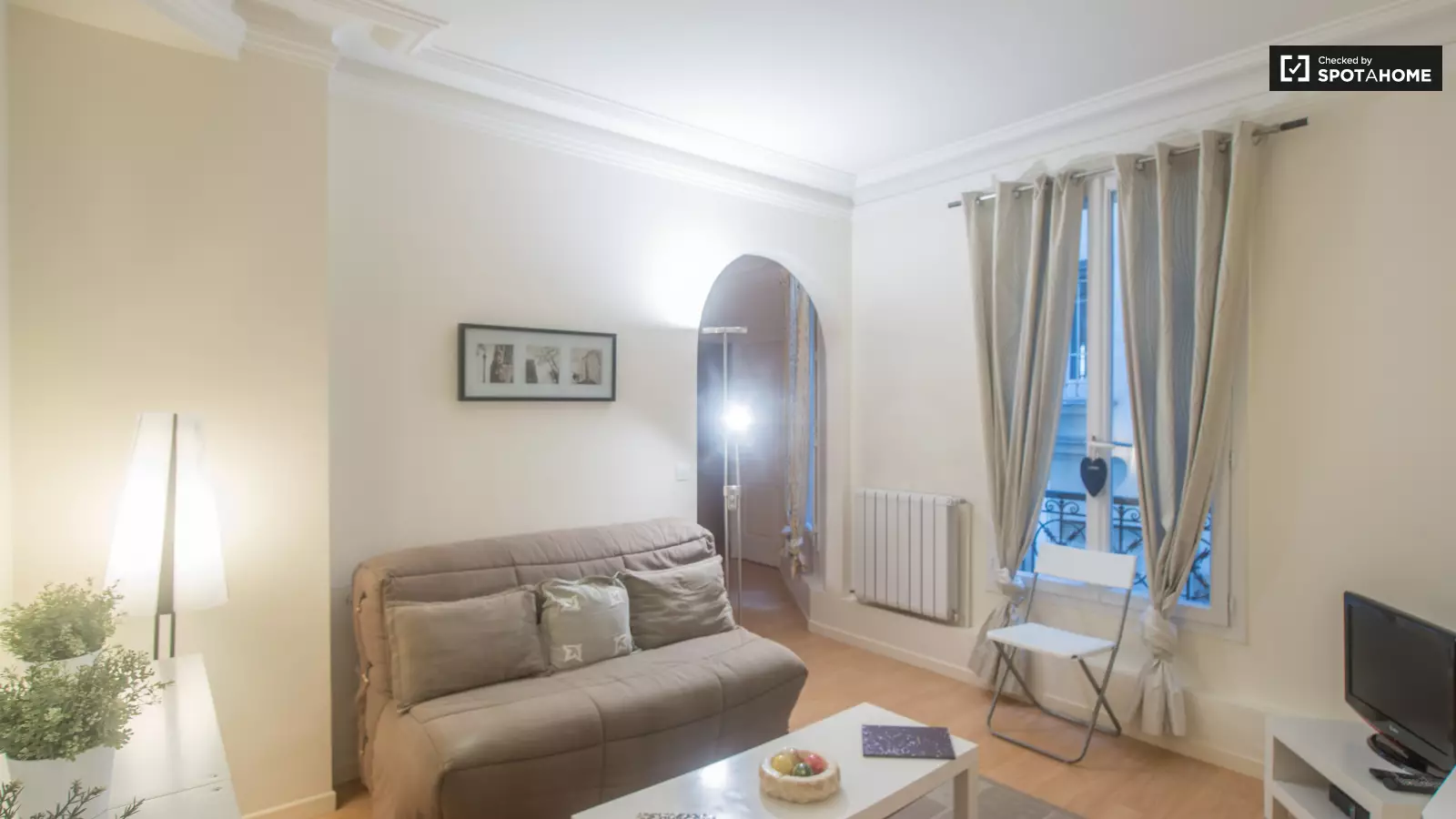 Flat Rue du Mont Cenis in Paris