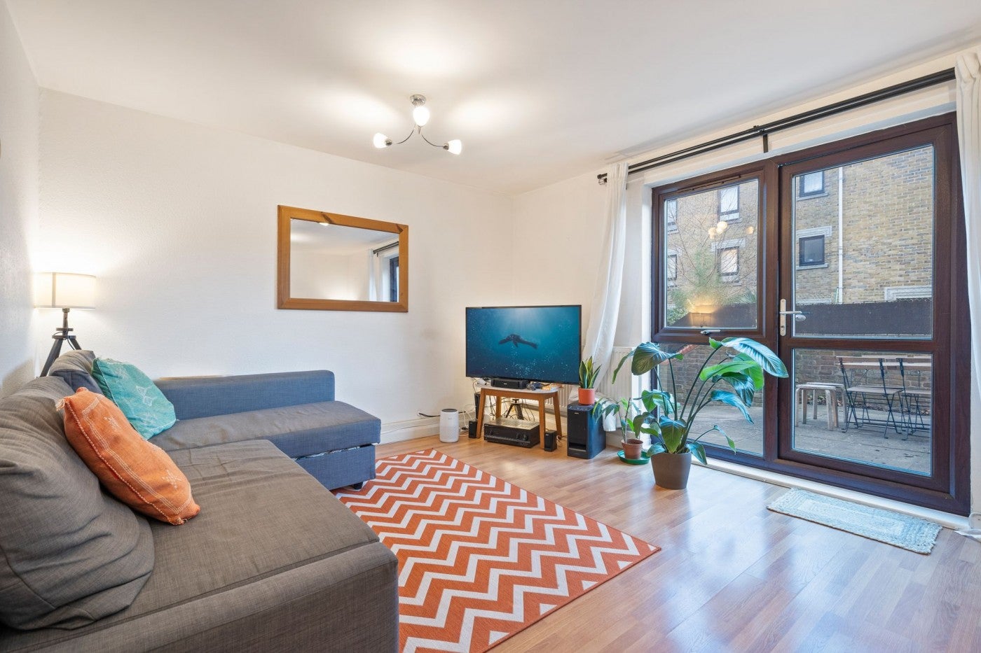 Flat Nicholsfield Walk in Greater London