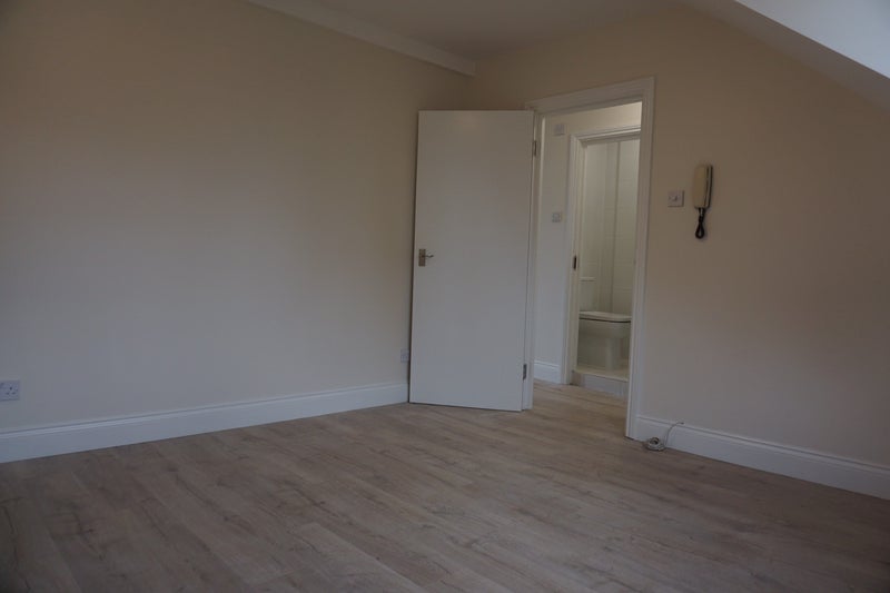Flat Eade Road in Greater London