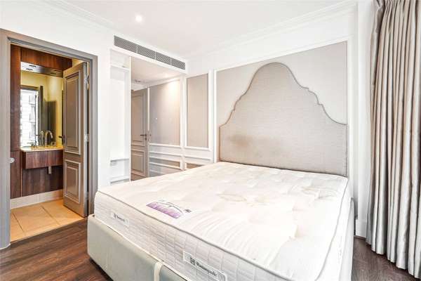 Flat Juniper Drive in Greater London