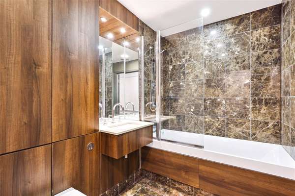 Flat Juniper Drive in Greater London