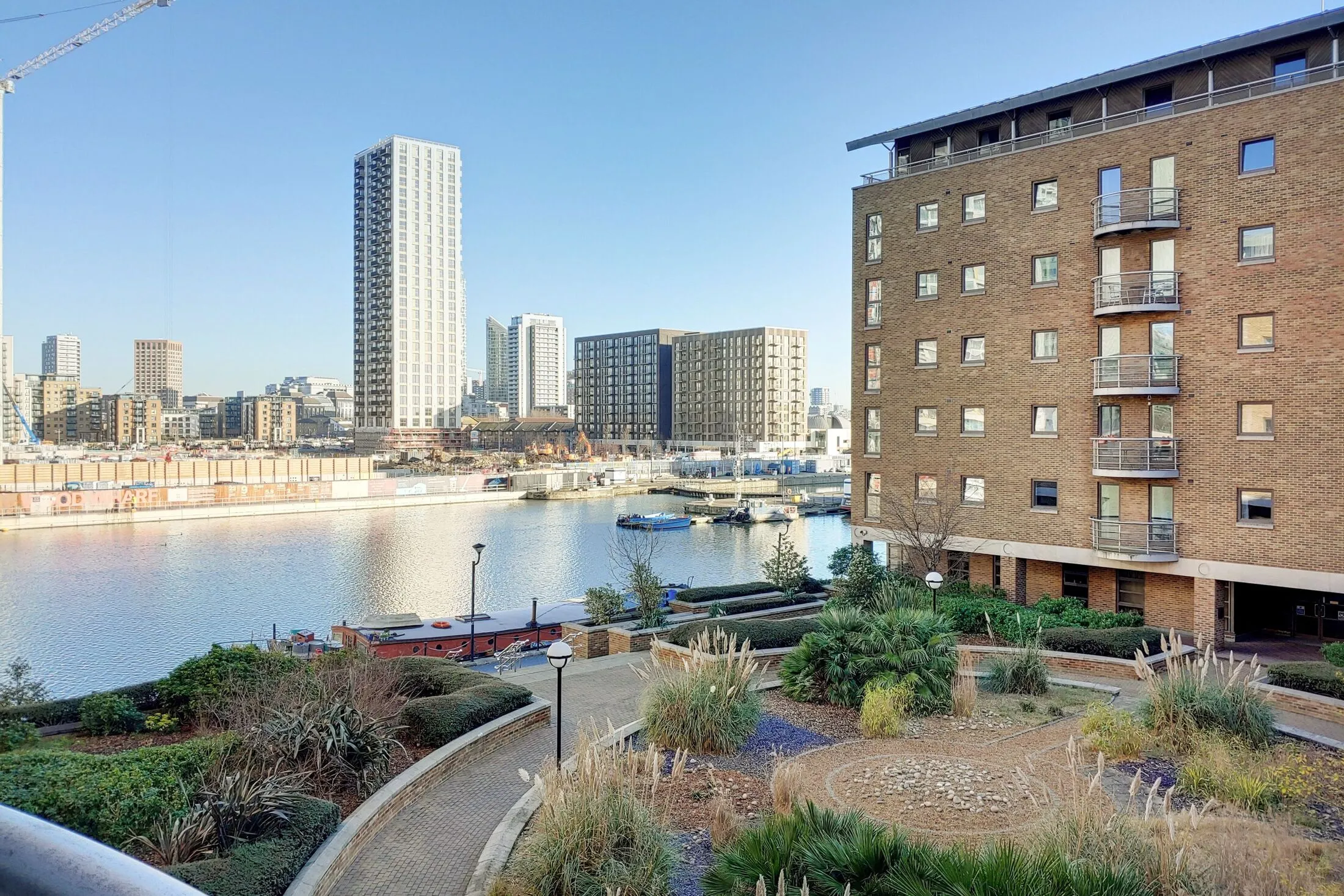 Flat Meridian Place in Greater London