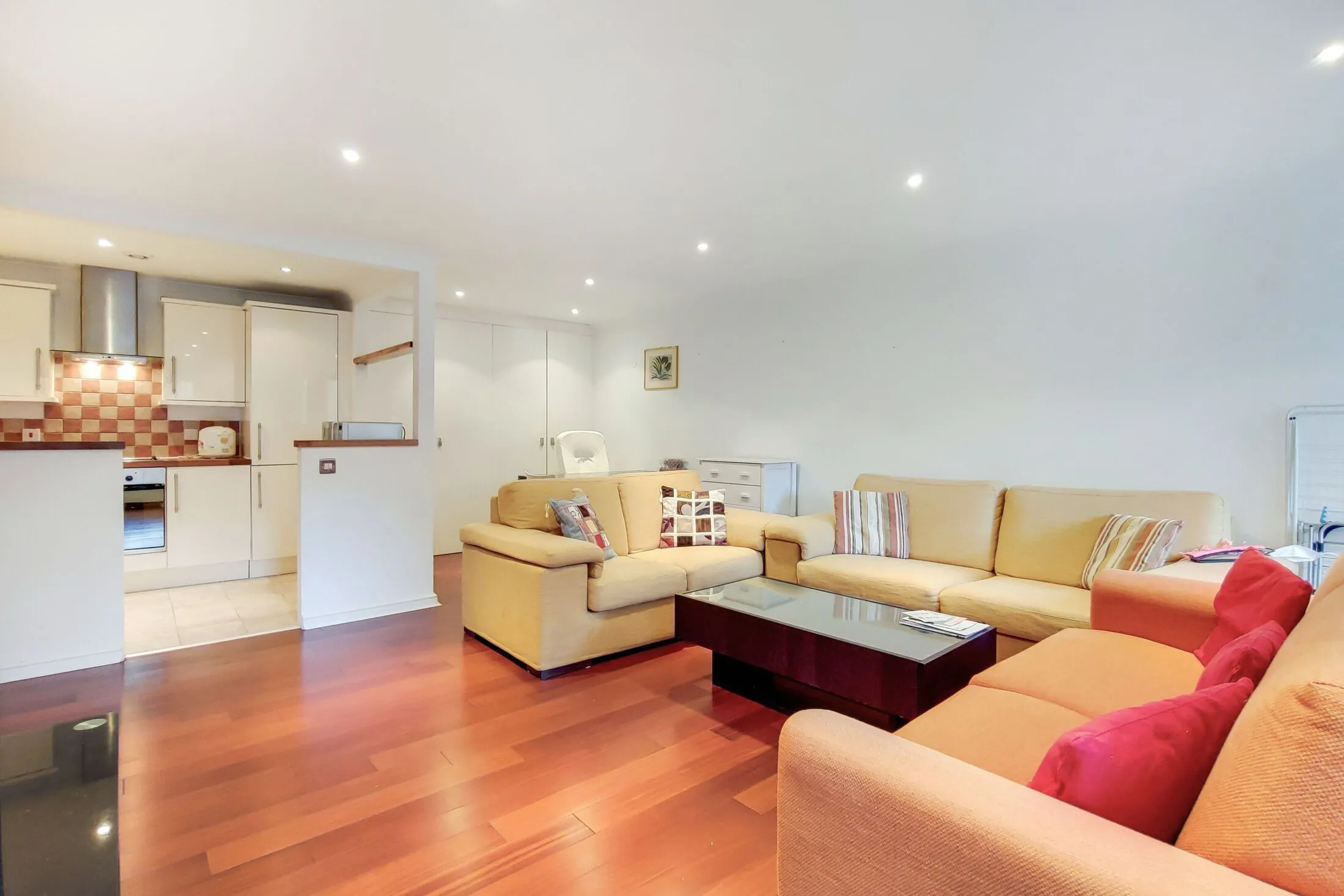 Flat Meridian Place in Greater London