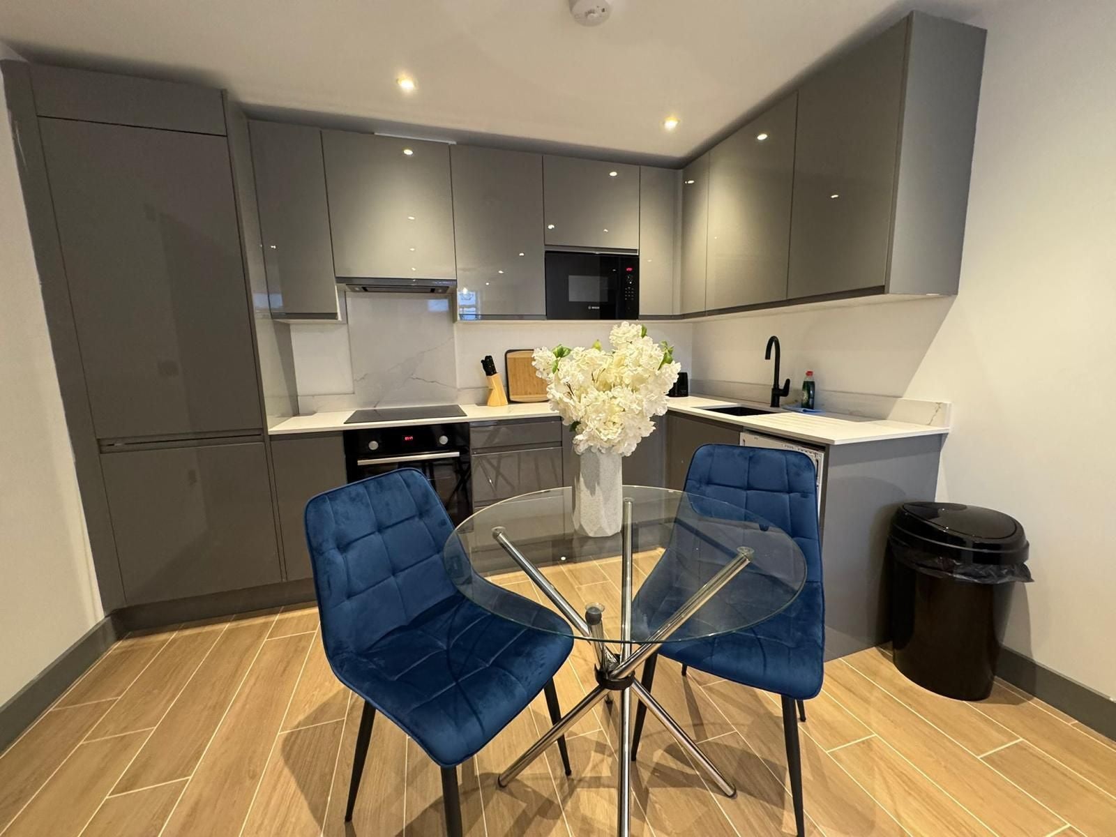 Flat Ballards Lane in Greater London