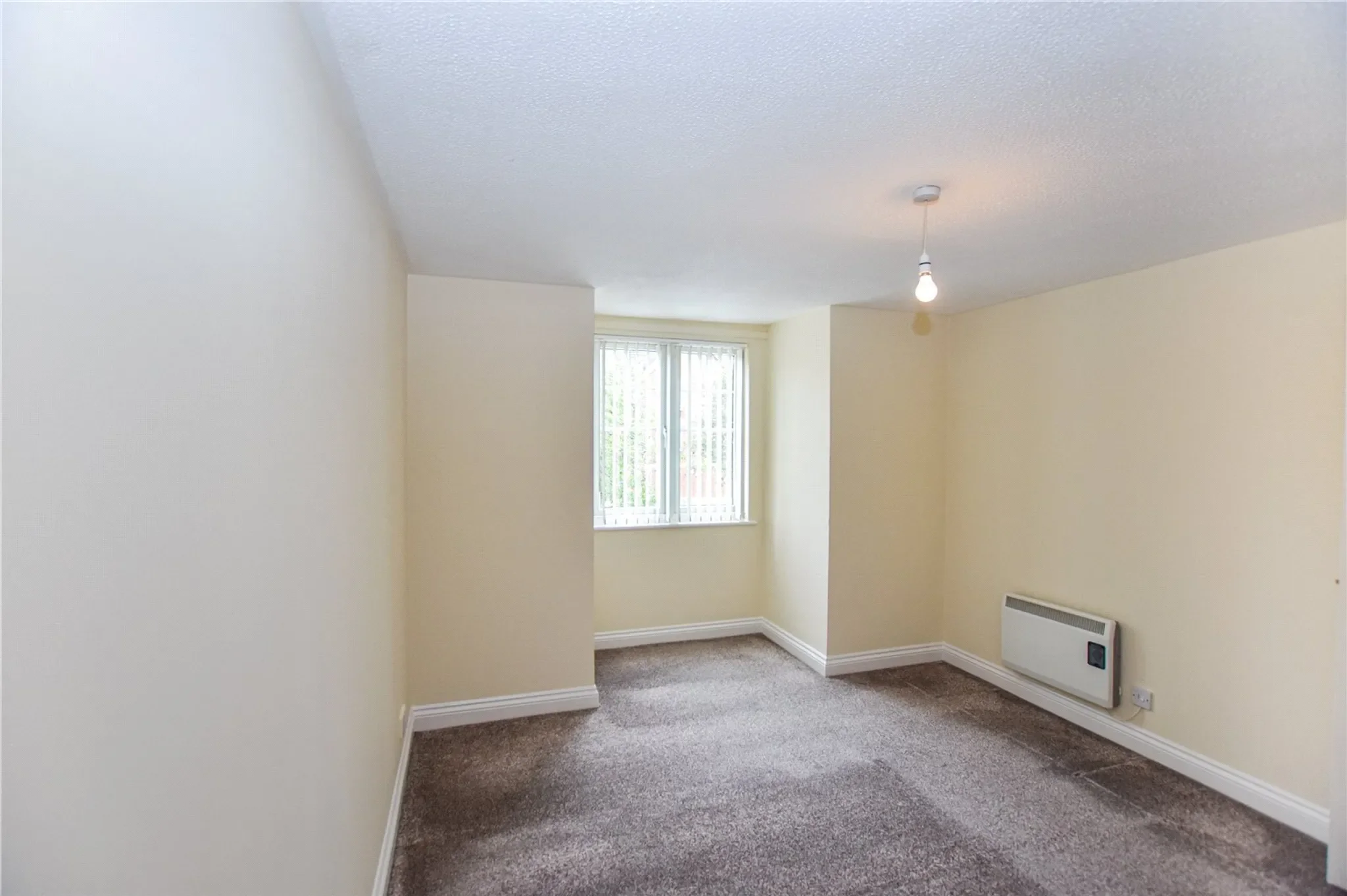 Flat Harbury Court in Newbury