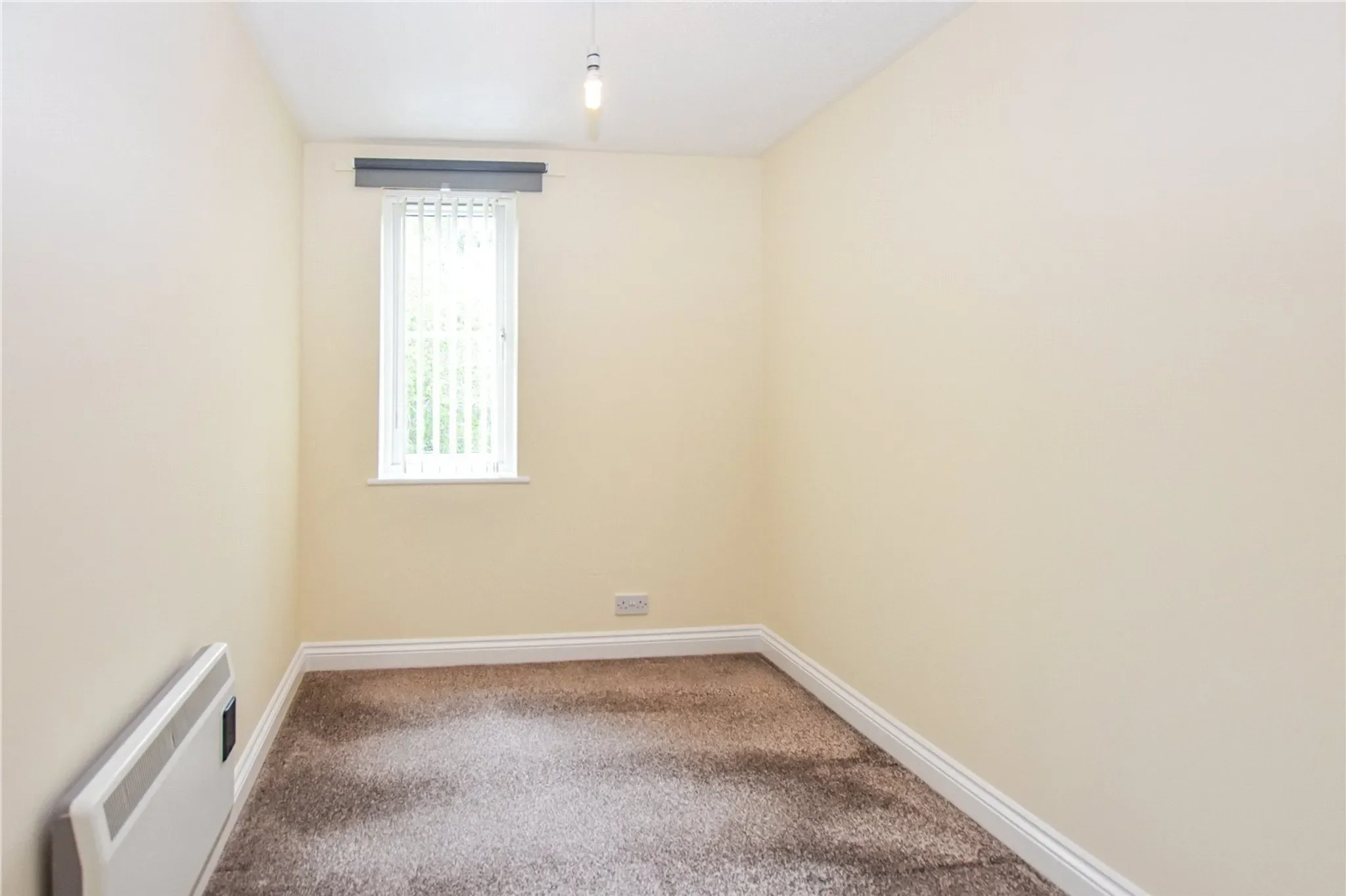 Flat Harbury Court in Newbury