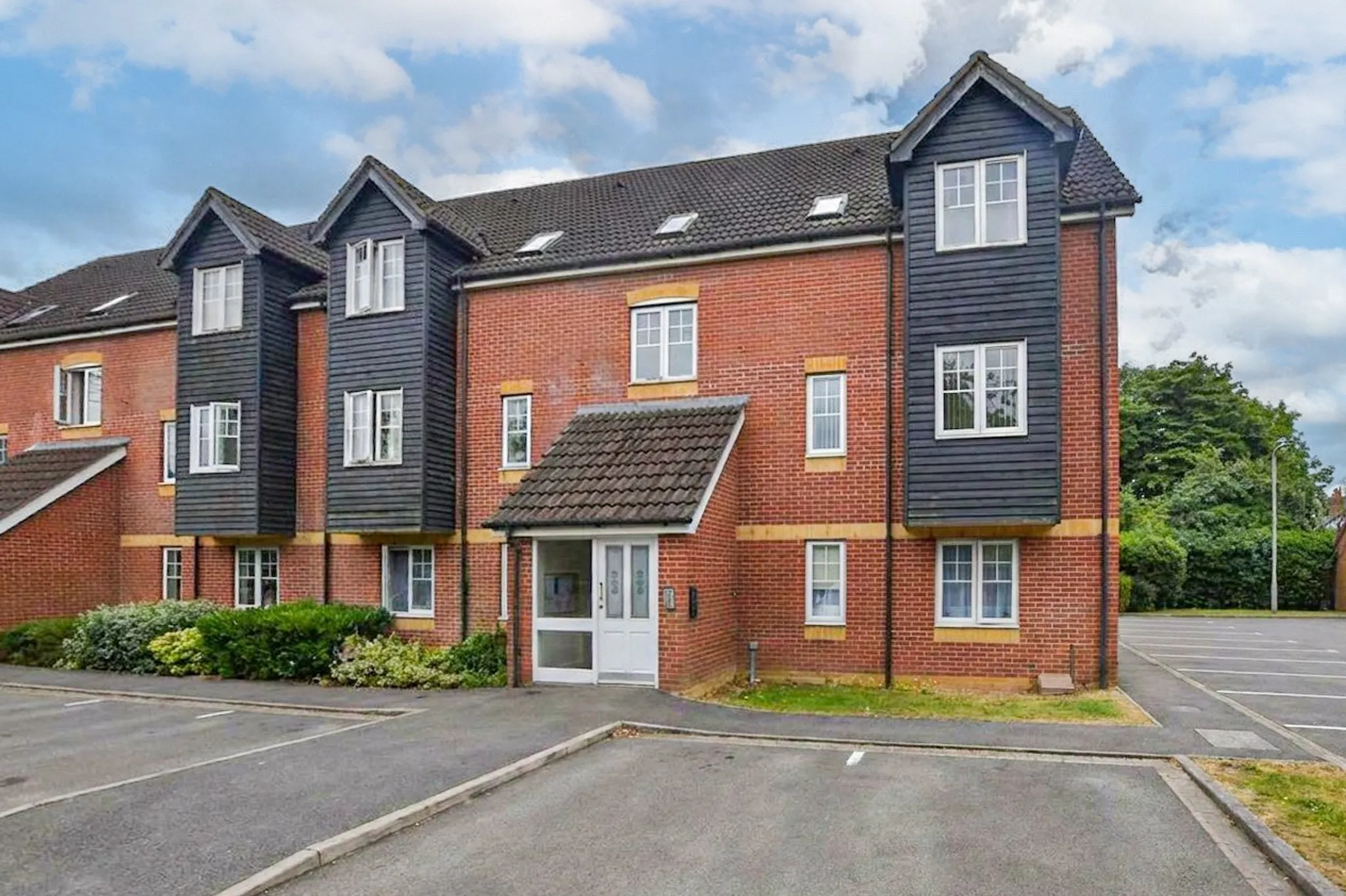 Flat Harbury Court in Newbury