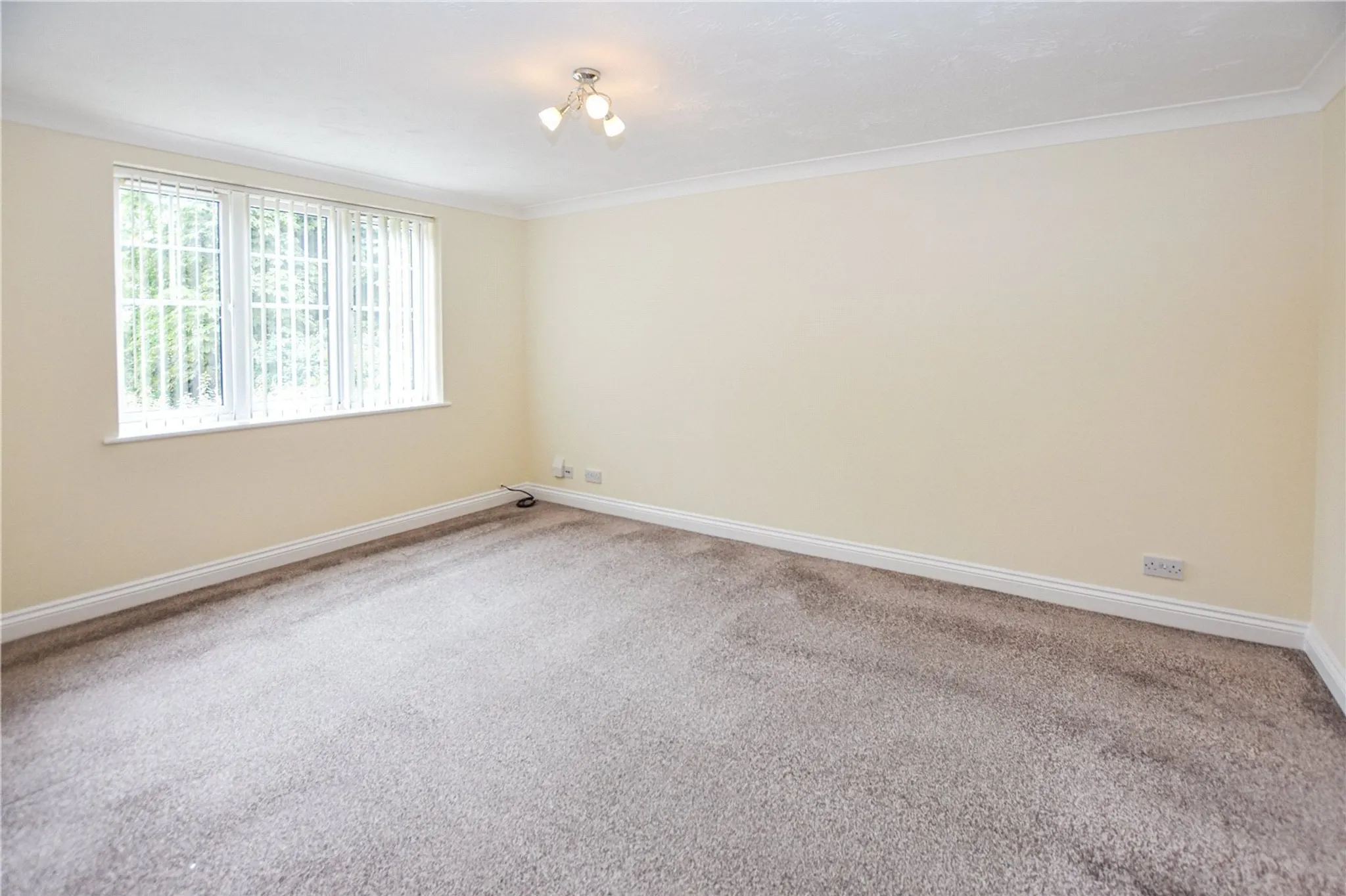 Flat Harbury Court in Newbury