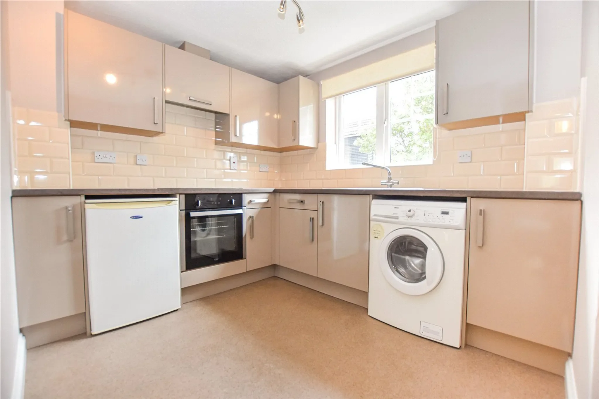 Flat Harbury Court in Newbury