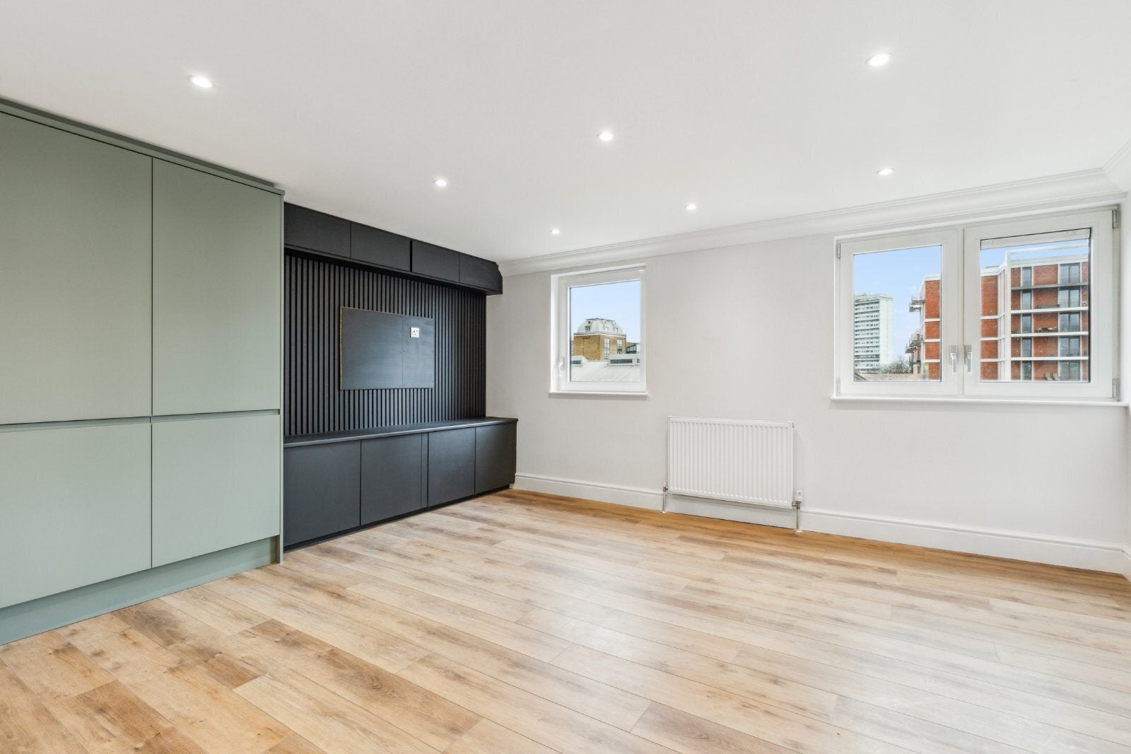 Flat Cinnamon Row in Greater London