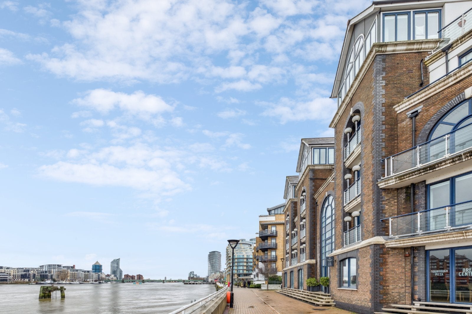 Flat Cinnamon Row in Greater London