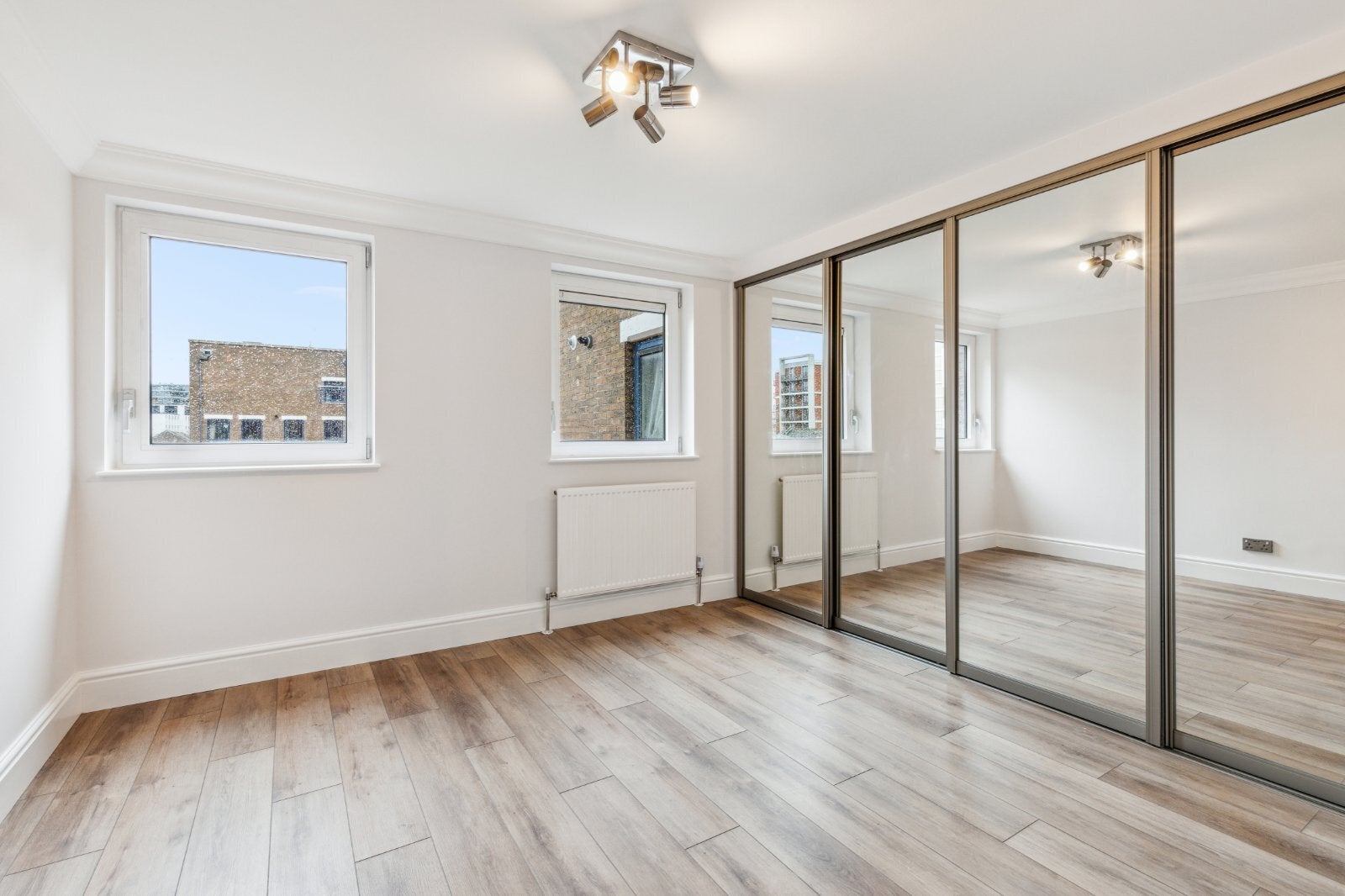 Flat Cinnamon Row in Greater London