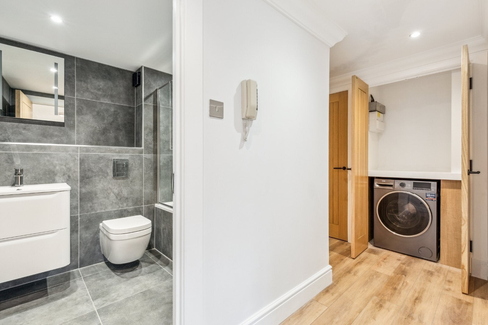 Flat Cinnamon Row in Greater London