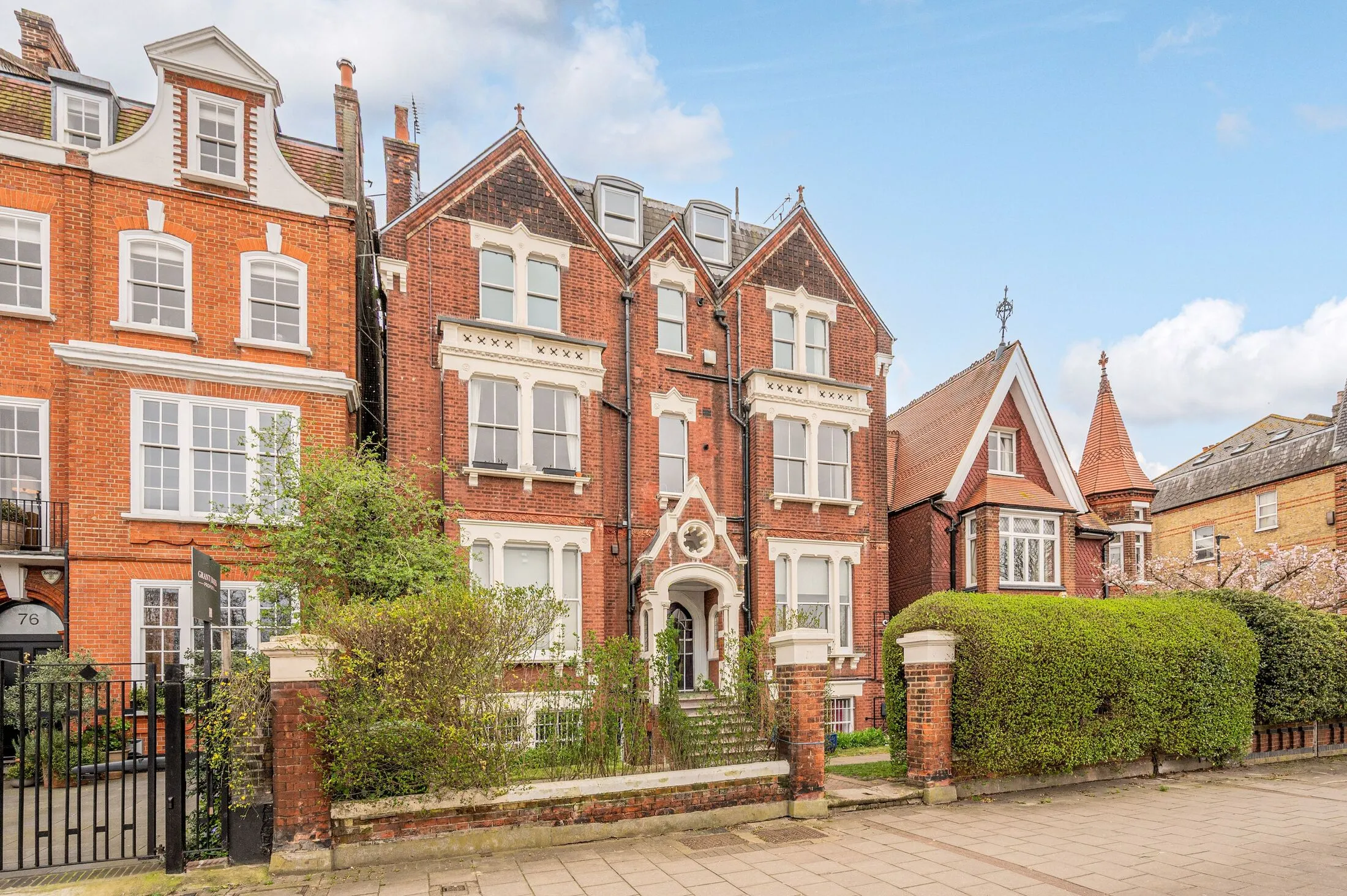 Flat Cautley Avenue in Greater London