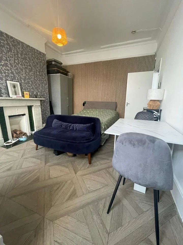 Flat Baron's Court Road in Greater London