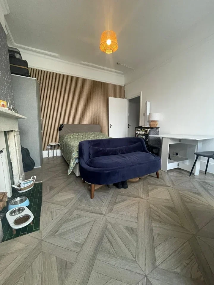 Flat Baron's Court Road in Greater London