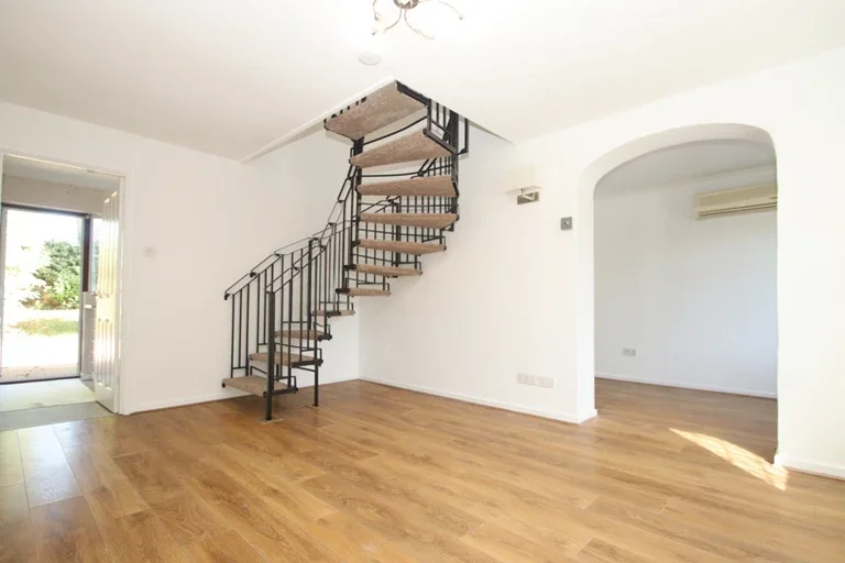 House Doveney Close in London