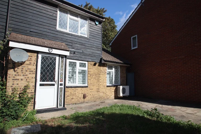 House Doveney Close in London