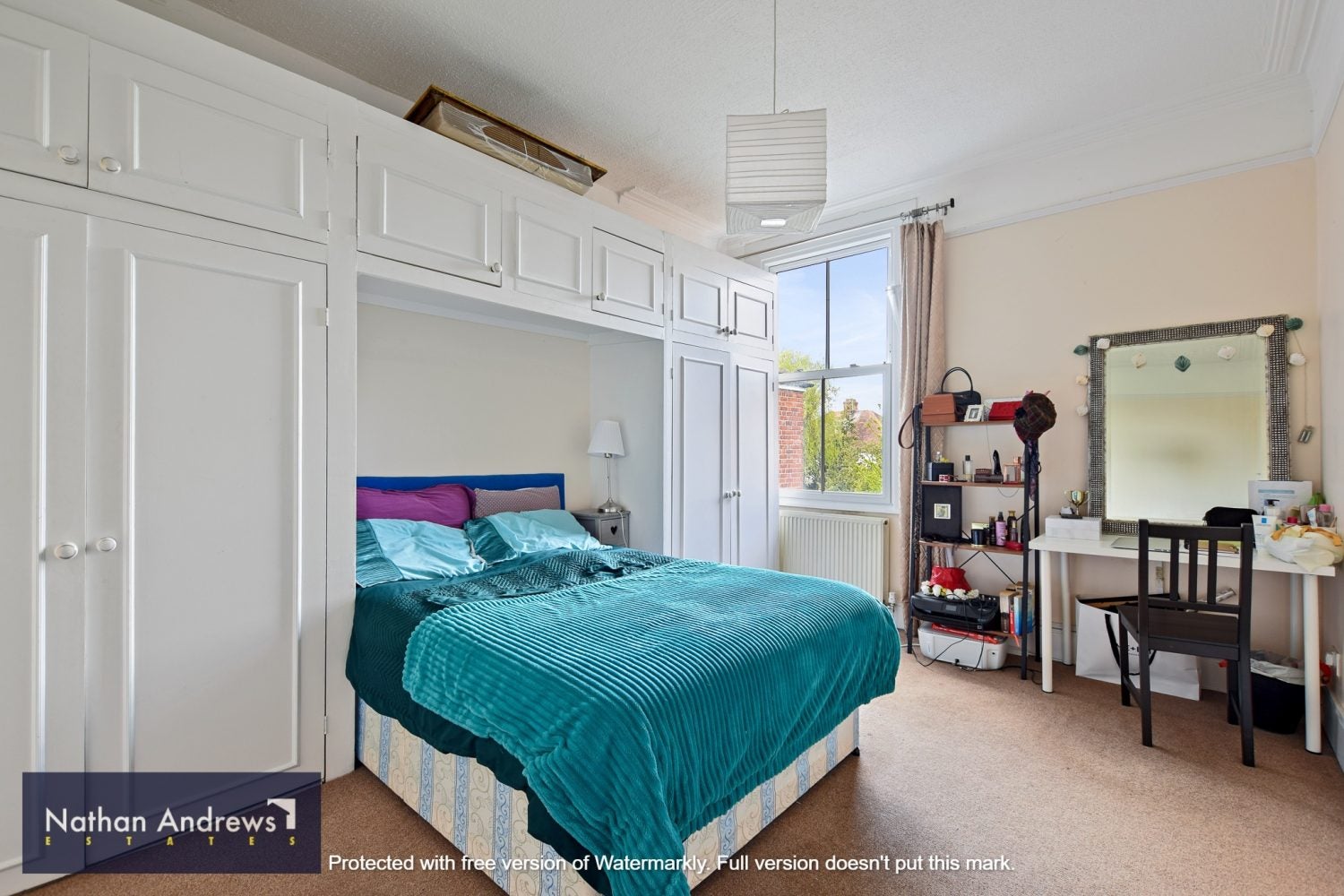 Flat Astley Avenue in Greater London