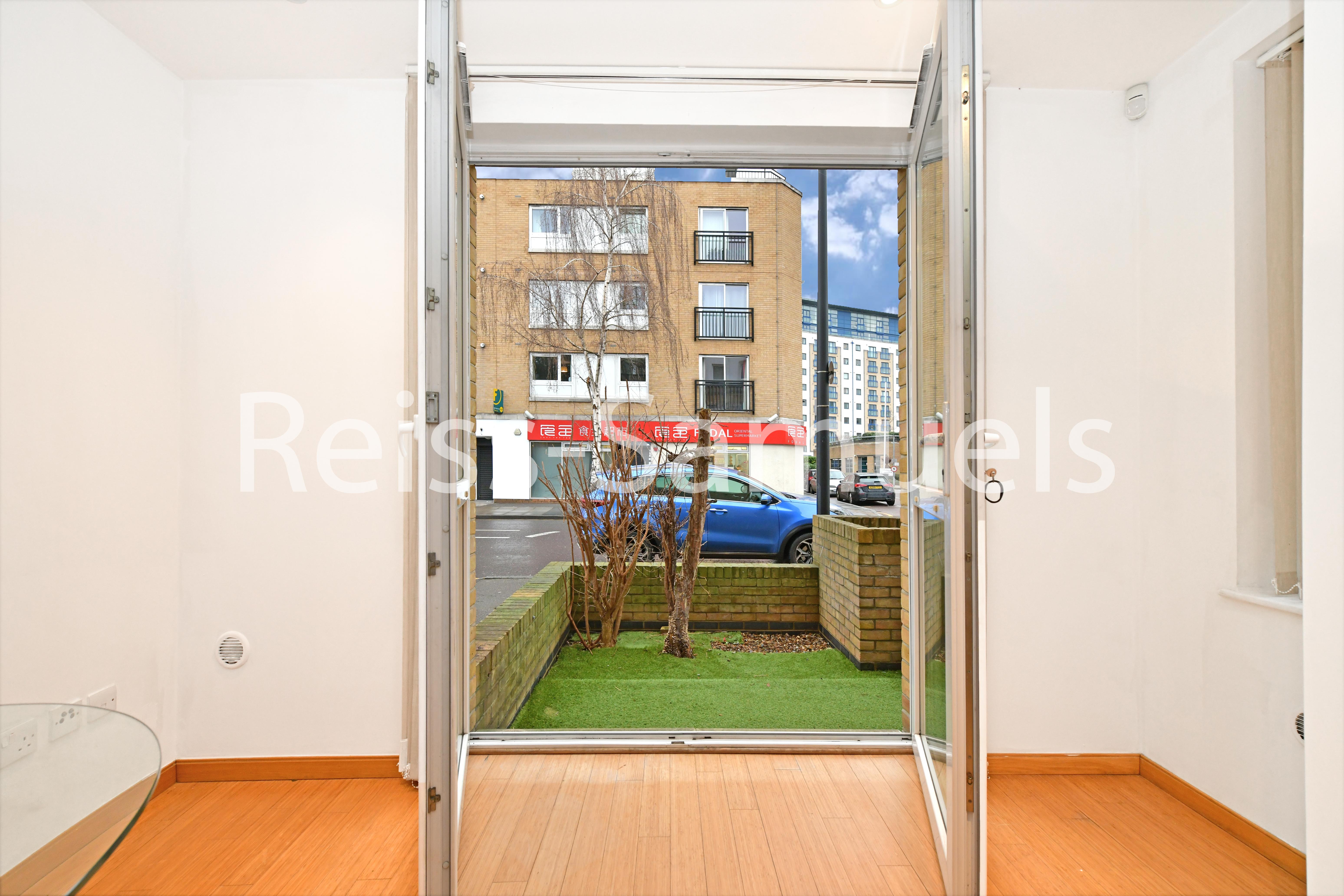 Flat Westferry Road in Greater London