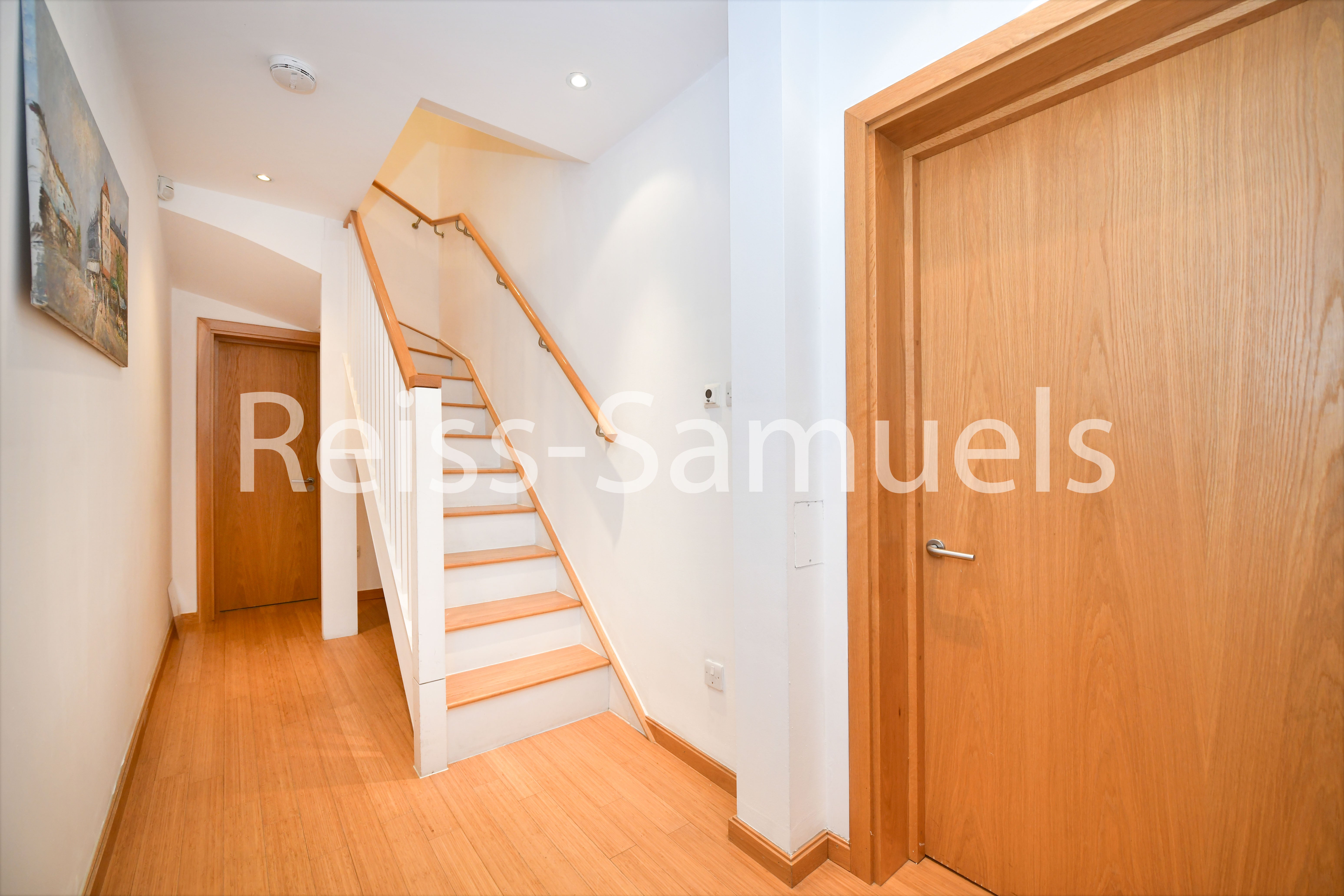 Flat Westferry Road in Greater London
