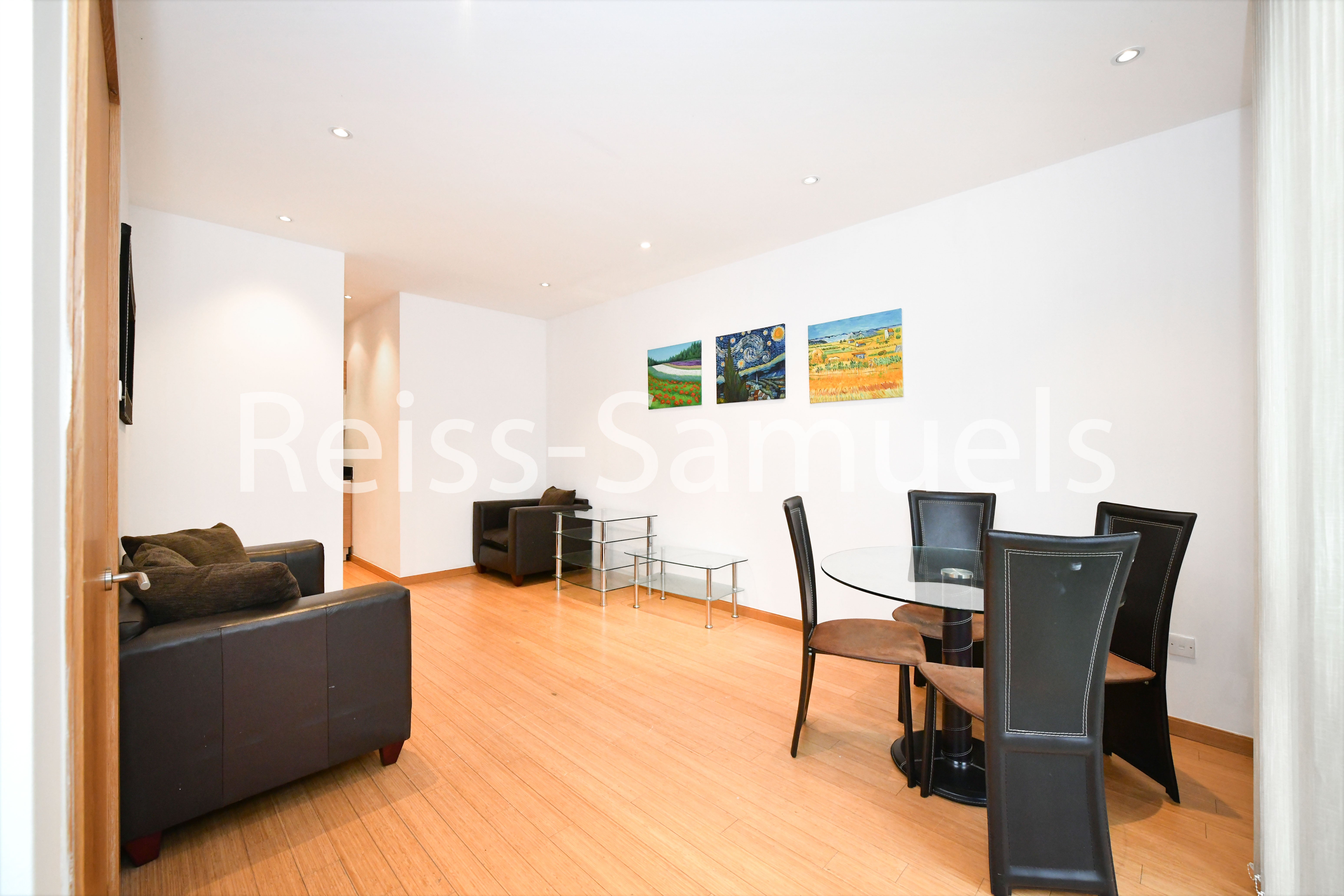 Flat Westferry Road in Greater London