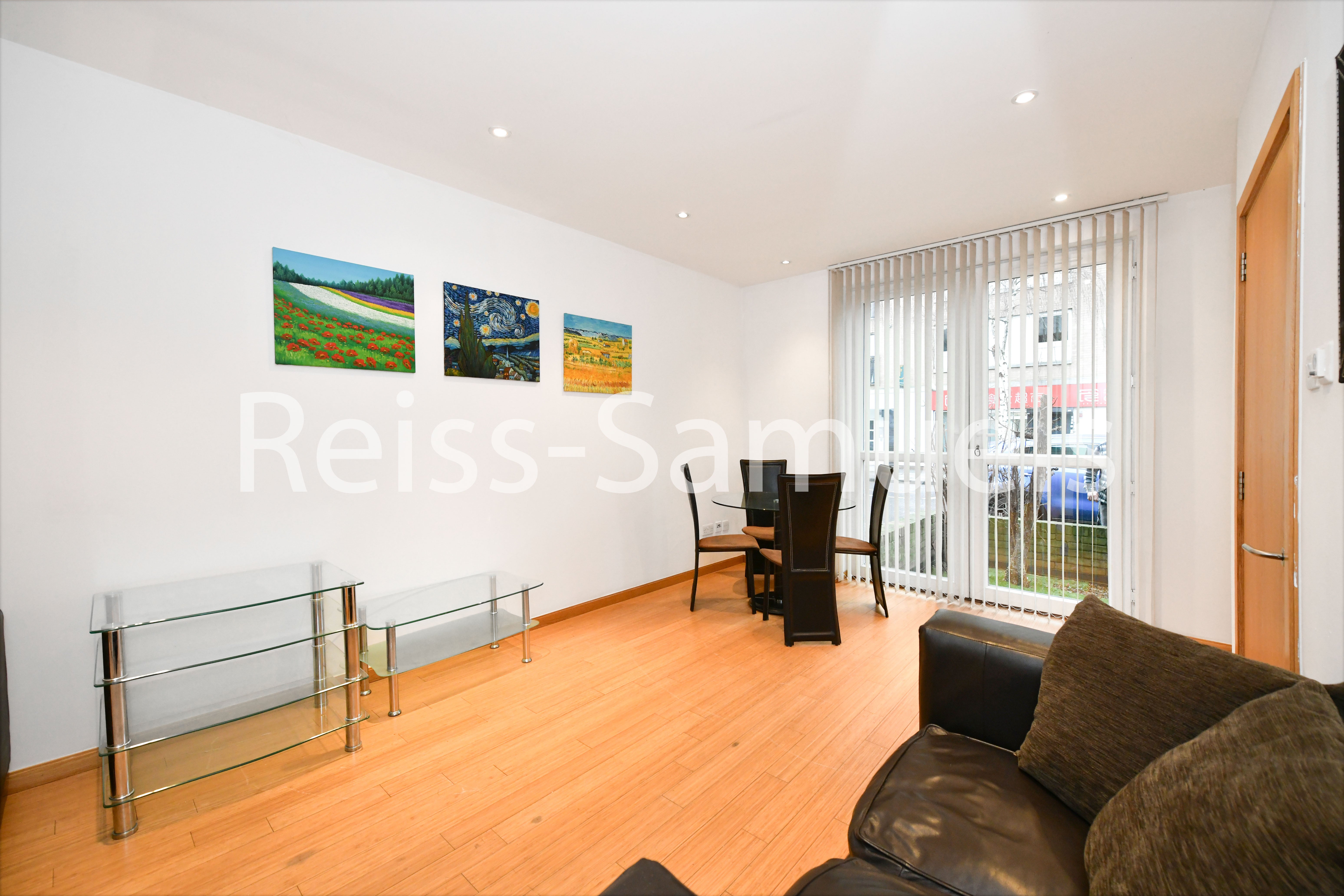 Flat Westferry Road in Greater London