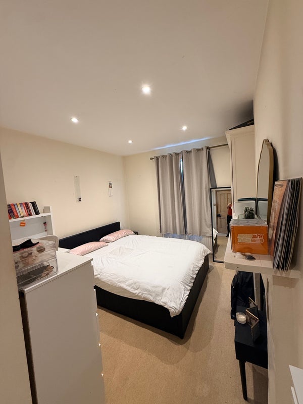 Room Heswall Close in Greater London
