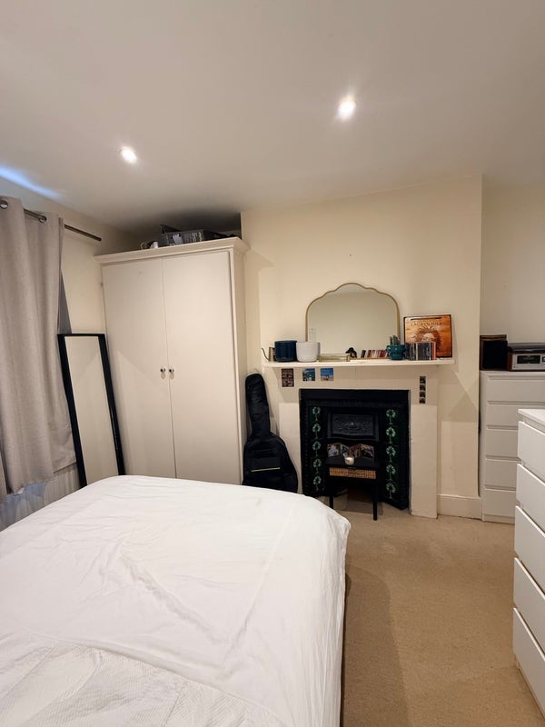 Room Heswall Close in Greater London