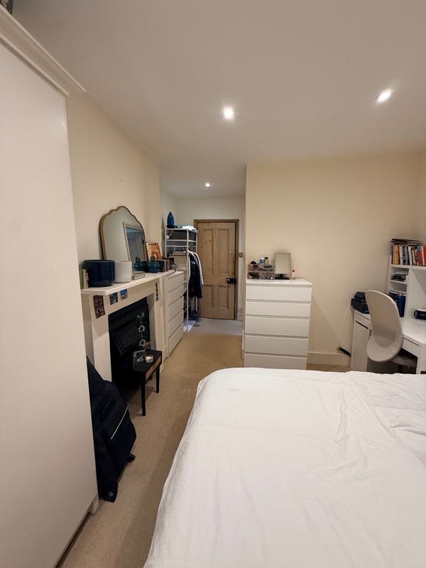 Room Heswall Close in Greater London