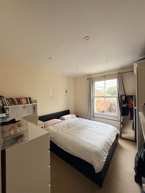 Room Heswall Close in Greater London