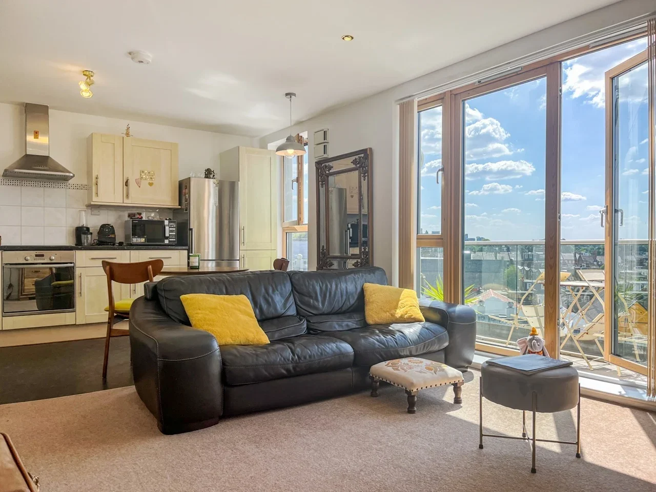 Flat Dairy Close in Greater London