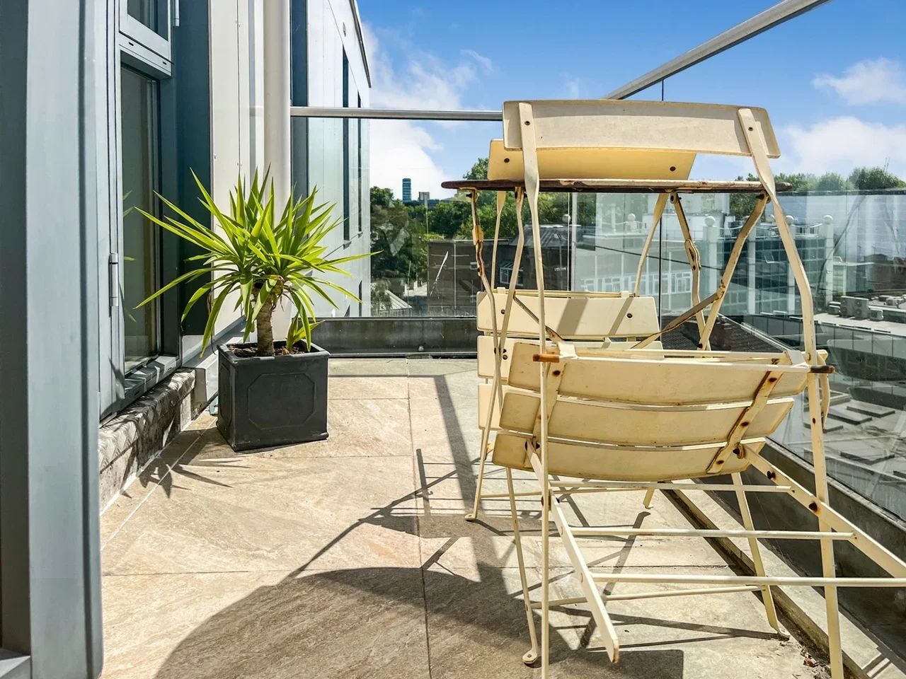 Flat Dairy Close in Greater London