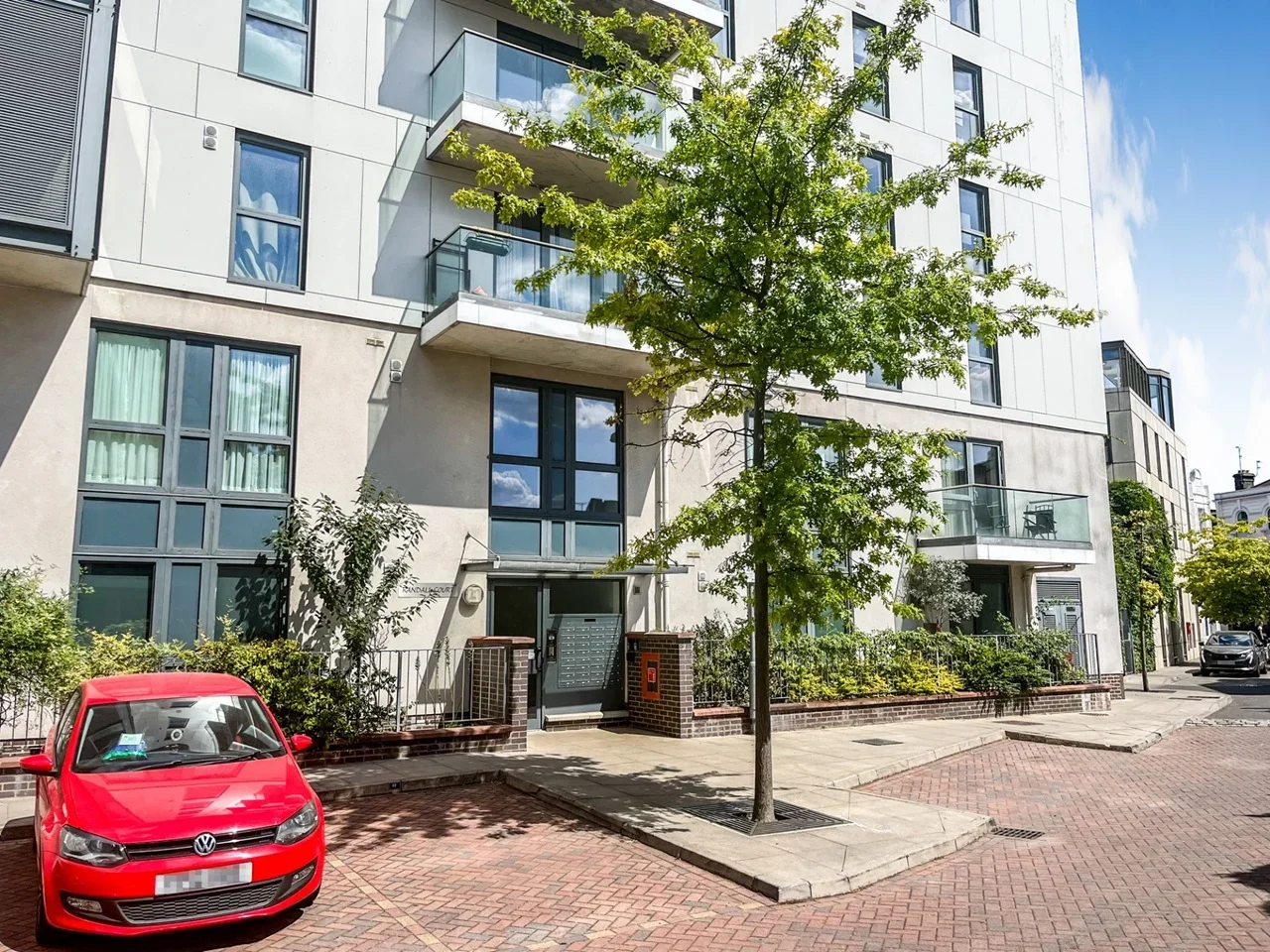 Flat Dairy Close in Greater London
