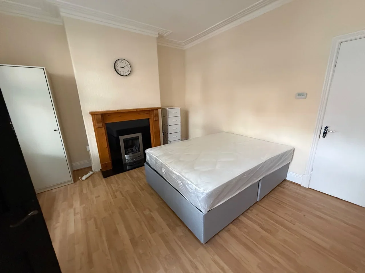 Room Harlech Road in Leeds