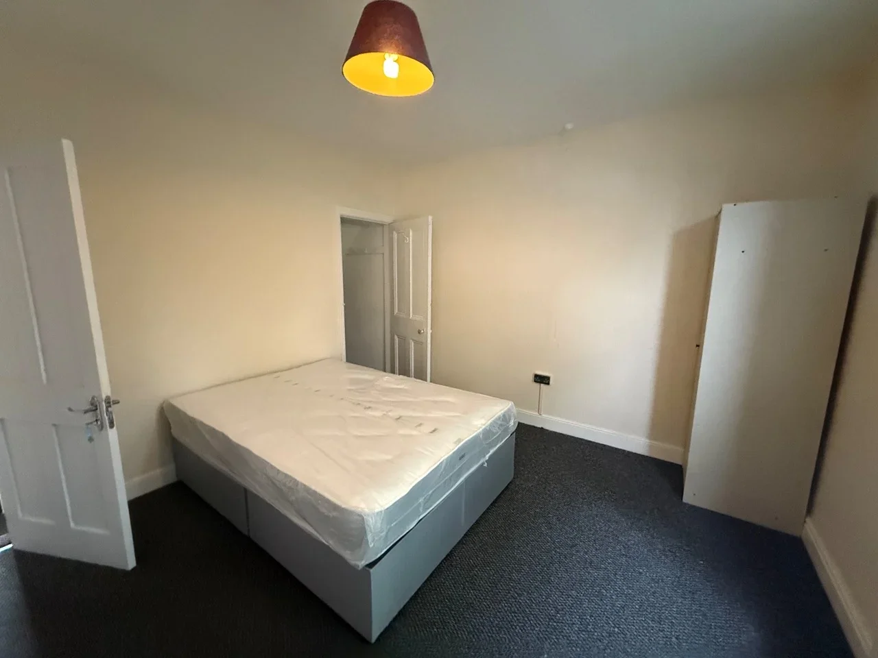 Room Harlech Road in Leeds