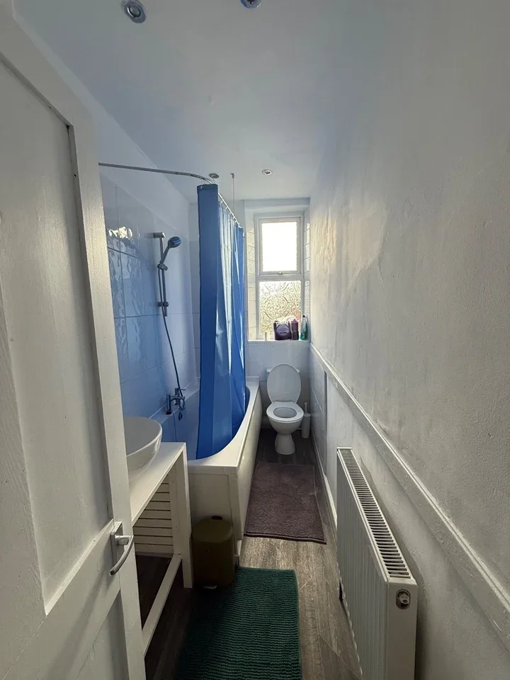 Room Harlech Road in Leeds