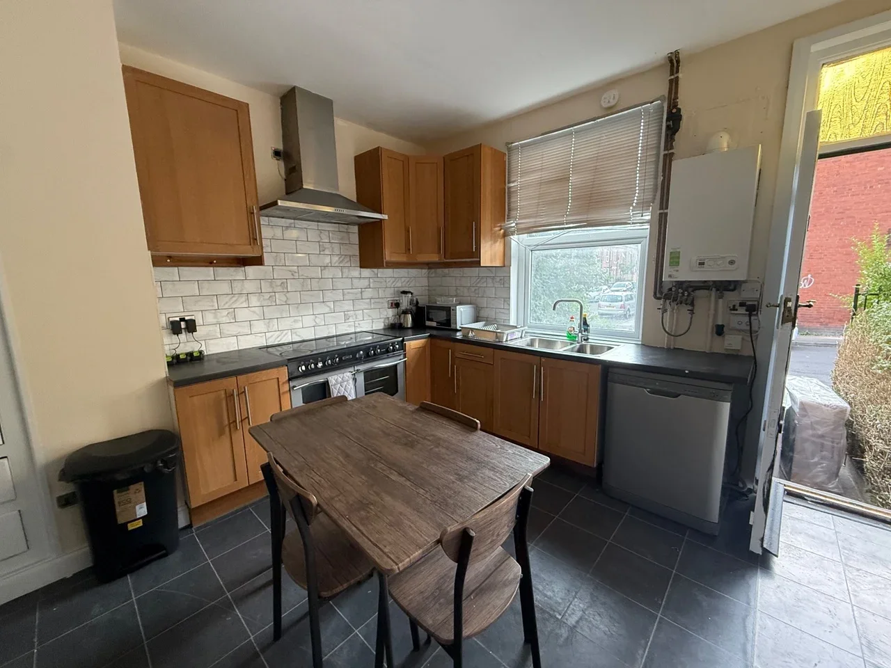 Room Harlech Road in Leeds