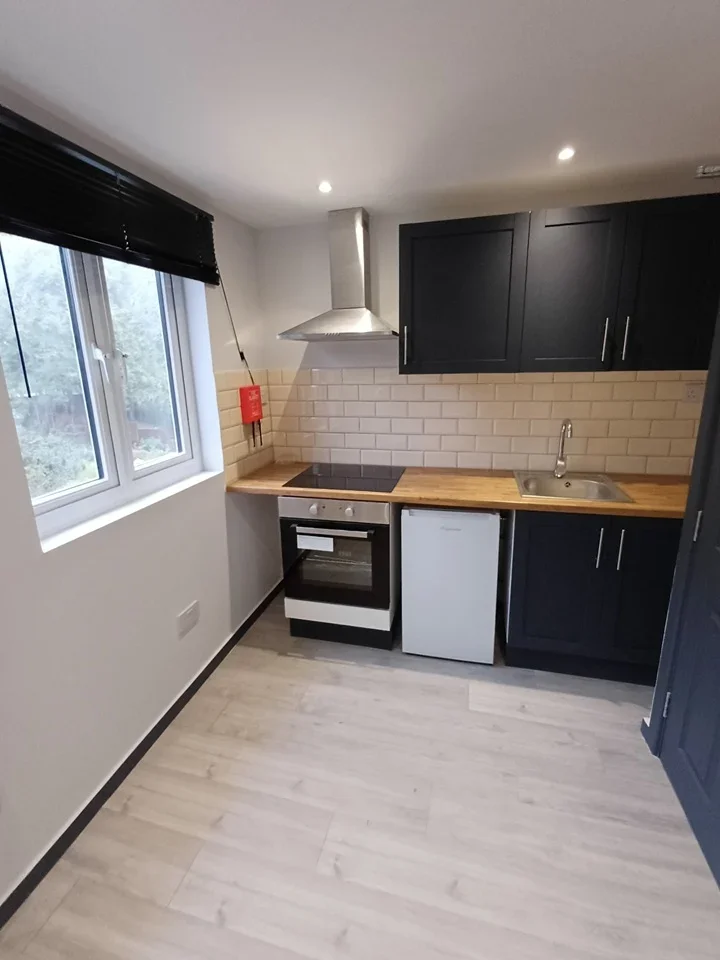 Flat Raymond Crescent in Guildford