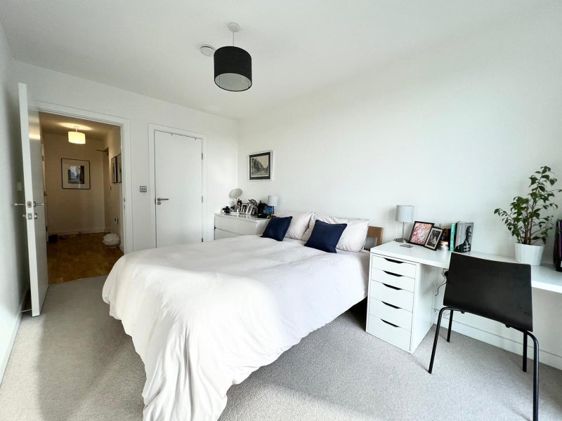 Flat Larkwood Avenue in Greater London