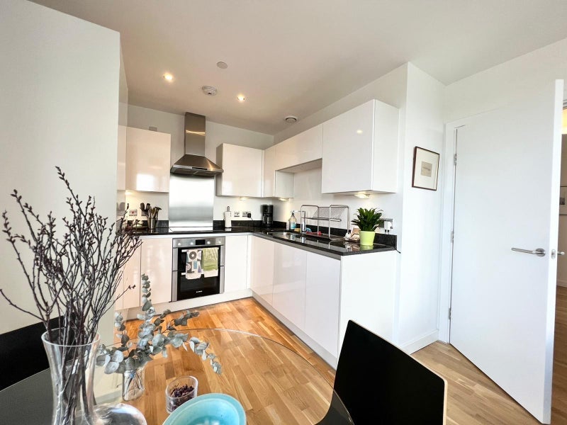 Flat Larkwood Avenue in Greater London