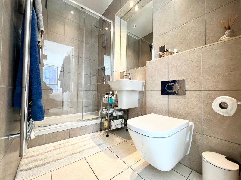 Flat Larkwood Avenue in Greater London